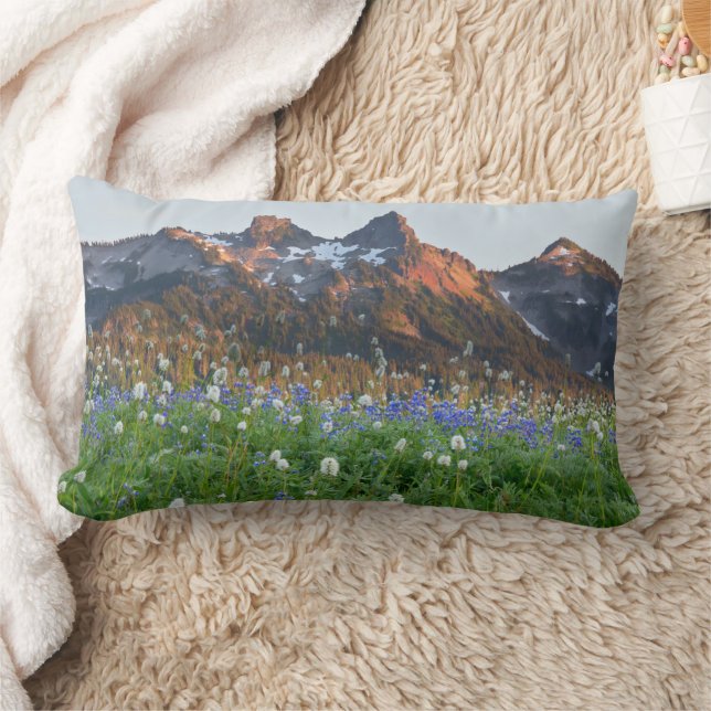 Tatoosh-Bereich und Wildblumen | Rainier Lendenkissen (Decke)