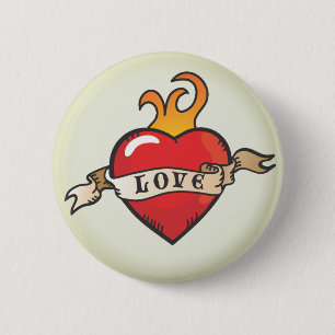 Tätowieren Sie Liebe-Herz mit Flammen und Button