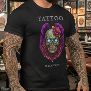 Tätowierer mit geflügeltem Totenkopf-Tattoo-Studio T-Shirt