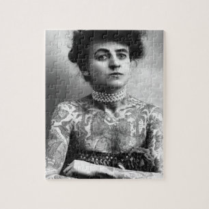 Tätowierte Dame - Frau mit Tätowierungen - Vinta
