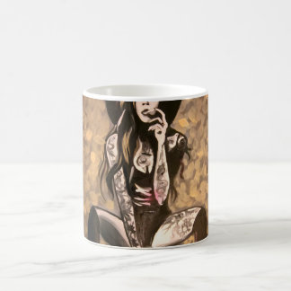 Tätowierte Frau in Gold Kaffeetasse