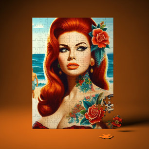 Tätowierte Rotschopf-Pin-up
