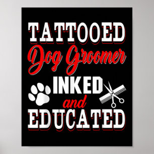 Tätowierter Hund Groomer, eingezogen und gebildet  Poster