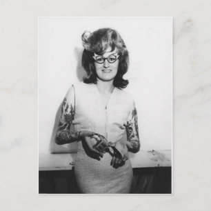 Tätowiertes Mädchen mit Brille Postkarte