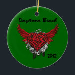 Tätowierungs-Art-Herz-Verzierung Daytona Beach Keramik Ornament<br><div class="desc">Hier haben wir ein Tätowierungsartherz mit Daytona Beach und 2012 im schwarzen Text. Diese Verzierung wird mit einem grünen Hintergrund gezeigt, welches Sie leicht ändern können, indem Sie den besonders anfertigen Knopf anklicken und dann zu redigieren Hintergrund vom Menü des Tropfens unten wählen Sie und Ihre Farbe auswählen Sie. Dieses...</div>