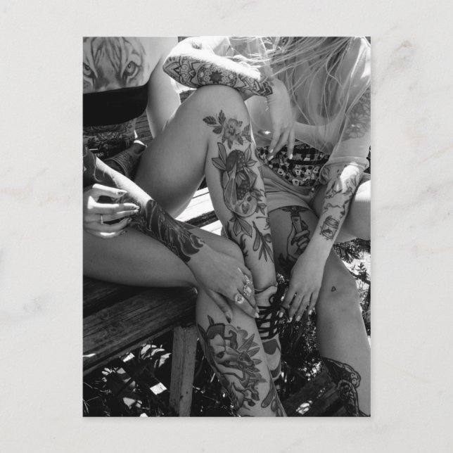 TATTOO GIRLS POSTKARTE (Vorderseite)