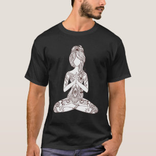 Tattooed Girl Yoga Wandern neben dem Wasser T-Shirt