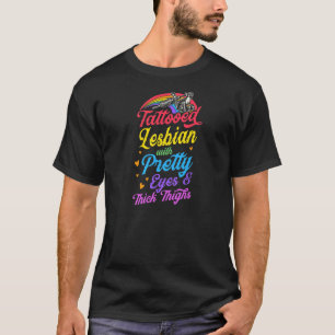 Tattooot Lesbian mit Hübschen Augen und dicken Obe T-Shirt