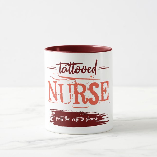 Tattootische Krankenschwester schändet die Erholun Tasse (Zentrum)