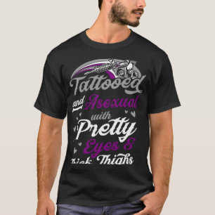 tatuell und asexuell mit Hübschen Augen und dick T-Shirt