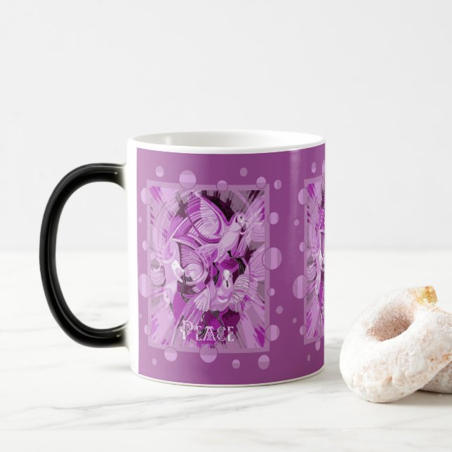 Taube mit keltischem Friedenstext in Lilac-Tönen Verwandlungstasse (Mit Donut)