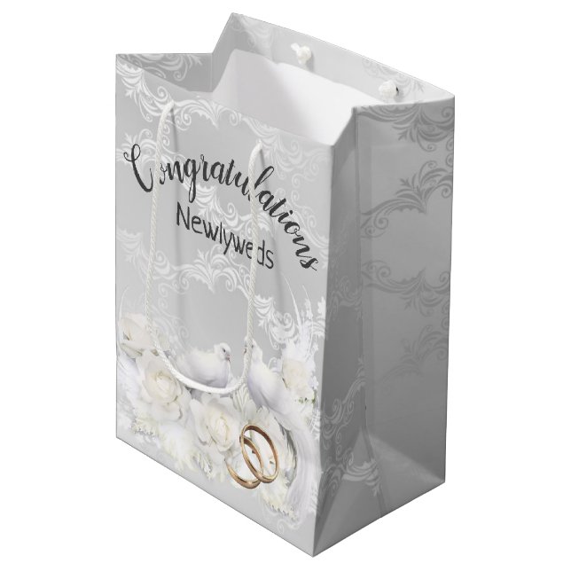 Tauben und Hochzeitsränder auf weißem Satin Damask Mittlere Geschenktüte (Vorderseite Schrägansicht)
