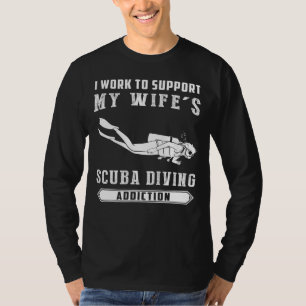 Tauche in den Spaß! Ich arbeite daran, meine Wifes T-Shirt