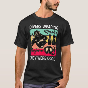 Taucher, die Masken tragen, bevor sie Coole Scuba  T-Shirt