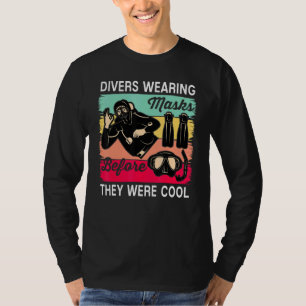Taucher, die Masken tragen, bevor sie Coole Scuba  T-Shirt