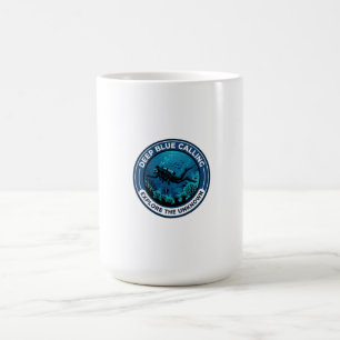 Taucher mit Ausrüstung schwimmt unter Wasser. Kaffeetasse