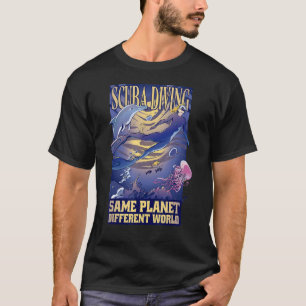 Tauchgerät mit Anzug unter Wasser T-Shirt