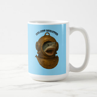 Tauchhelm aus der Vintage-Zeit mit einem herauskom Kaffeetasse