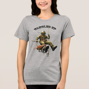 Tauchhelm-Taucher an einem Seil mit einem Oktopus Tri-Blend Shirt