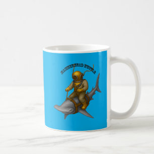 Tauchhelm-Taucher reitet auf einem Hammerhai URM Kaffeetasse