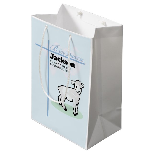 Taufe Blauer Junge Lamm, anpassbar Mittlere Geschenktüte (Vorderseite Schrägansicht)