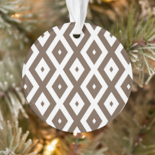 Taupe-braunes und weißes Diamantmuster Ornament