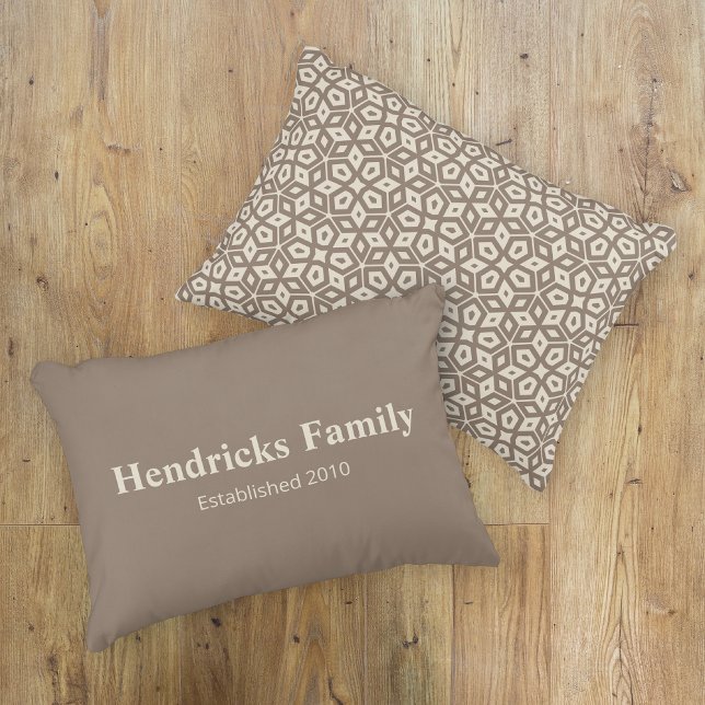Taupe Familienname "Etabliert" mit hinterem Muster Dekokissen (Front and Back)