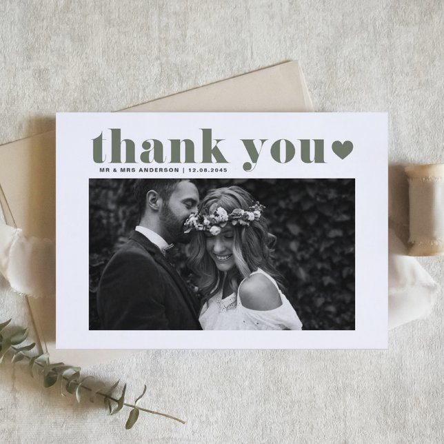 Taupe Green Retro Bold Typografy Foto Wedding Dankeskarte (Taupe Green Retro Bold Typography Photo Wedding Thank You Card)
