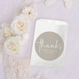 Taupe Minimalistisches Script Brautparty Geschenktütchen