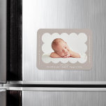 Taupe Modern Scalloped Frame Birth Ankündigung Magnet<br><div class="desc">Moderner Geburtsankündigungsmagnet mit dem Foto Ihres Babys,  das sich in einem Schuppenrahmen eingebettet hat. Personalisieren Sie den Magneten für die Geburt,  indem Sie den Namen Ihres Babys und zusätzliche Informationen in weißer Schrift hinzufügen.</div>