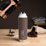 Taupe Modern Typografy Personalisiert Name Trinkflasche<br><div class="desc">Eine trendige,  vakuumisolierte Wasserflasche mit personalisiertem Namen in Weiß,  moderner Typografie auf taupe Farbhintergrund. Personalisieren Sie die Flasche,  indem Sie den Namen bearbeiten und durch den gewünschten Namen ersetzen. Ideal für ein Geburtstagsgeschenk,  Hochzeitsgeschenk,  Trauzeuge,  etc. Wählen Sie Ihre Wasserflasche. Wählen Sie Ihre Wasserflasche.</div>
