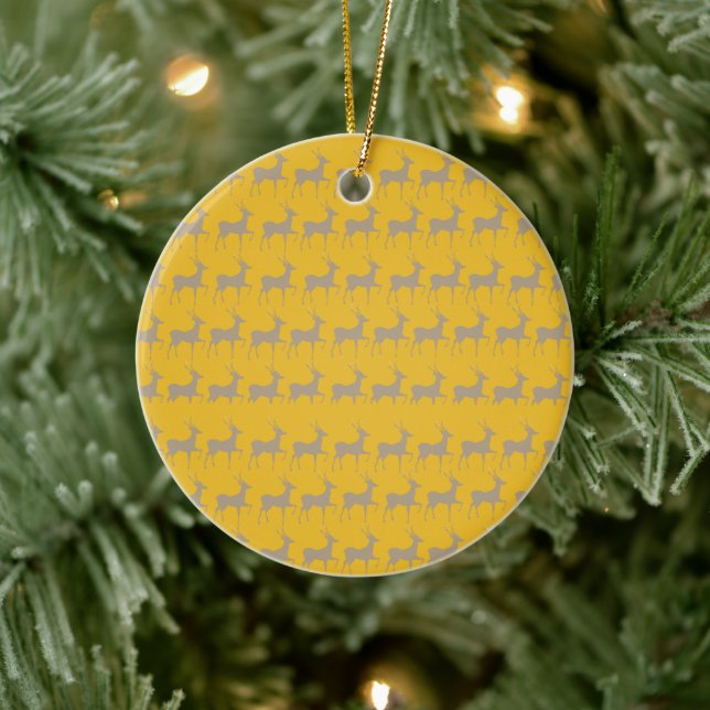 🦌 Taupe Reindeer Pattern Round Christmas Ornament (Baum)
