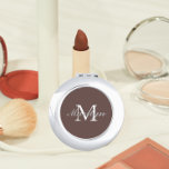Taupe Stylized Wedding Bridesmaid Monogram Taschenspiegel<br><div class="desc">Ein personalisierter Kompaktspiegel für Ihre Hochzeitsfrau oder Trauzeugin,  der ihren Anfangs- und Namen auf einem trendigen,  taupe Farbhintergrund stilisiert. Bearbeiten,  um Initial und Namen zu ersetzen. Wählen Sie Ihren kompakten Spiegelstil aus.</div>