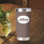 Taupe Stylized Wedding Trauzeuge Name Thermobecher<br><div class="desc">Verschenken Sie Ihren Trauzeuge mit diesem trendigen und personalisierten,  rostfreien Edelstahl,  Thermalwäscher mit seinem Namen in stilisierter Schrift in einem weißen ovalen Design. Hintergrundfarbe und Skript ist taupe. Personalisieren Sie Ihren thermischen Schuster,  indem Sie den Namen des Trauzeugen mit dem gewünschten Namen bearbeiten und ersetzen.</div>
