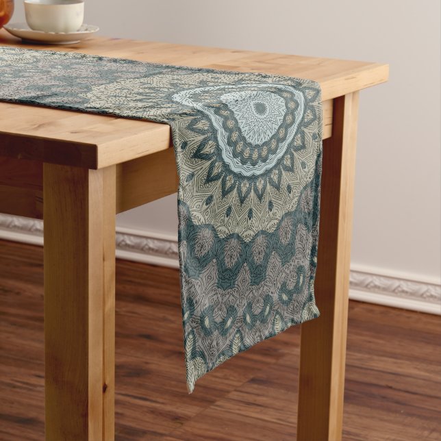 Taupe und Aquamarin Mandala mit Tribal Symmetrie Großer Tischläufer (Beispiel)