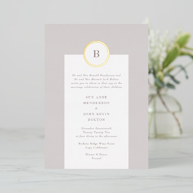 Taupe und Gold Circle Mongram Wedding Folieneinladung (Stehend vorne)