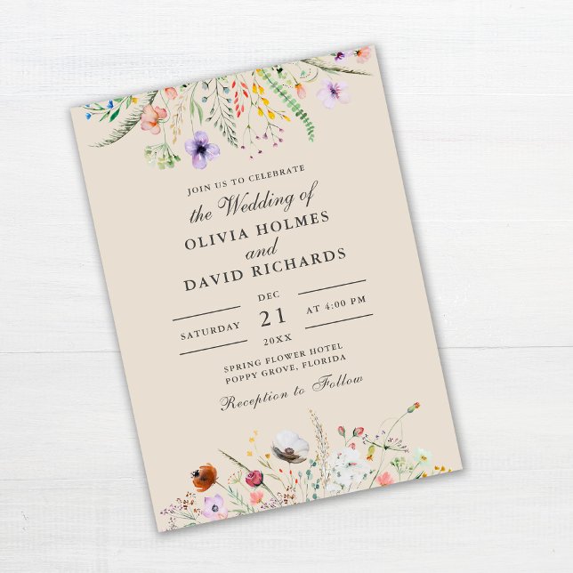 Taupe Watercolor Wildblume Meadow Wedding Einladung (Taupe Watercolor Wildflower Meadow Wedding Invitation on white wooden table.)