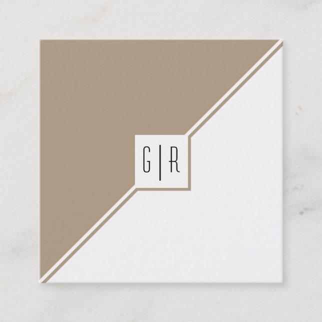 Taupe, weiße Dreiecke, monogramm moderne geometris Quadratische Visitenkarte (Vorderseite)