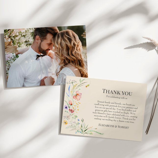 Taupe Wildblume Meadow Couple Foto Wedding Dankeskarte (Taupe Wildflower Meadow Couple Photo Wedding Thank You Card on a sunny white table.)