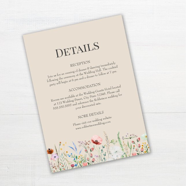 Taupe-Wildblumen Hochzeitskarte Einladung (Taupe Wildflowers Wedding Details Enclosure Card on white table.)