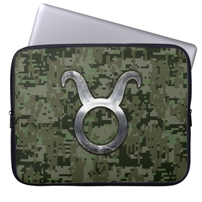 Taurus Signage auf Woodland Green Digital Camoufla Laptopschutzhülle (Vorderseite)