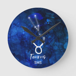Taurus Zodiac Constellation Blue Galaxy Monogram Runde Wanduhr