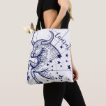 Taurus Zodiac Navy & Gold Monochrome Graphic Tasch Tasche<br><div class="desc">Für unsere monochrome zodiakische Kollektion haben wir diese wunderschönen, einzigartigen, speziell für den Seefahrer entwickelten grafischen Totbeutel-Designs kreiert. Die Tote-Tasche zeigt unsere eigene, originalgetreu interpretierte, handgezeichnet Taurus zodiac astrologische Kunstwerke in tiefmarineblau. Stilvoller Taurus zodiac Text wird zusammen mit dem Taurus Kunstwerk und dem passenden Taurus zodiac Konstellationssymbol aufgenommen, um ein...</div>