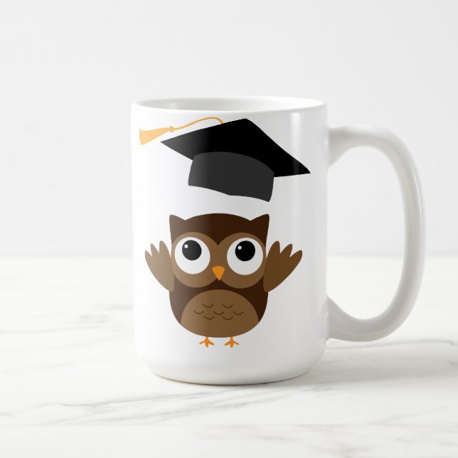 Tawny Owl, die ihre Tasse der Graduierungskappenka (Rechts)