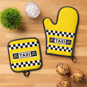 Taxifahrer mit gelbem Taxi Ofenhandschuh & Topflappen-Set