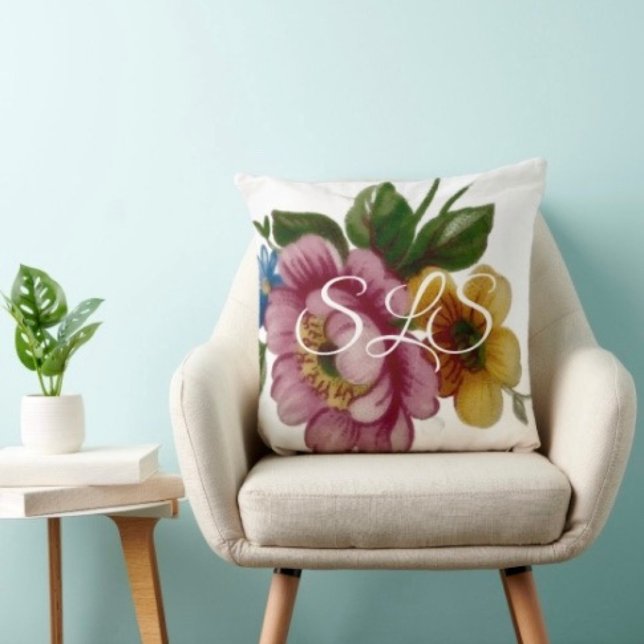 Tea Cup Floral Bouquet Kissen (Sophisticated monogramed throw pillow with an elegant floral design. 
)