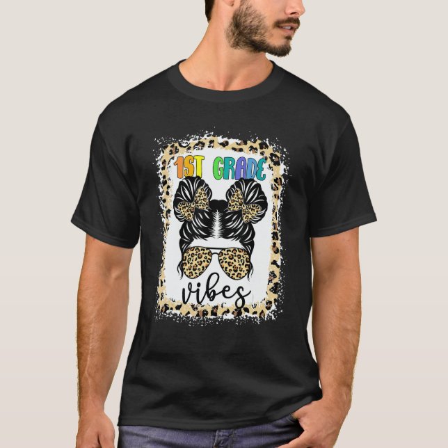 Teacher Leopard Messy Bun Bleached Girls 1st Grade T-Shirt (Vorderseite)