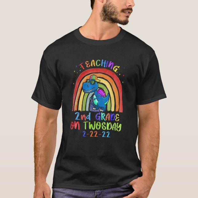 Teaching 2Nd Grade On Twosday 2-22-22 Rainbow Dino T-Shirt (Vorderseite)