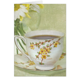 teacup antique avec bouquet de marguerite