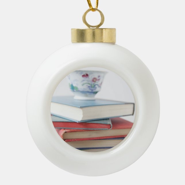 Teacup auf Buchstapel Keramik Kugel-Ornament (Vorderseite)